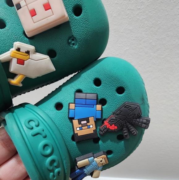 CROCS Kid's Classic Glow Alien Clog/Zuecos Classic Green Size 6 and 7 - Picture 15 of 16